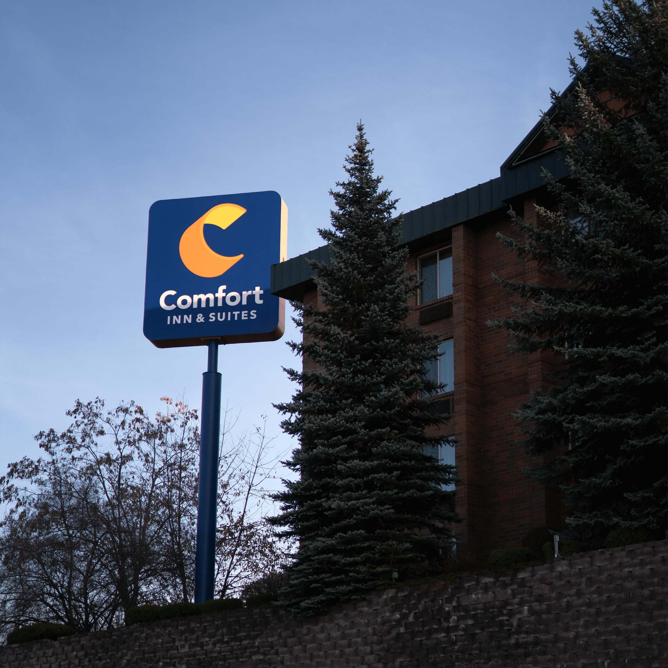 The signage of a Comfort Inn hotel.