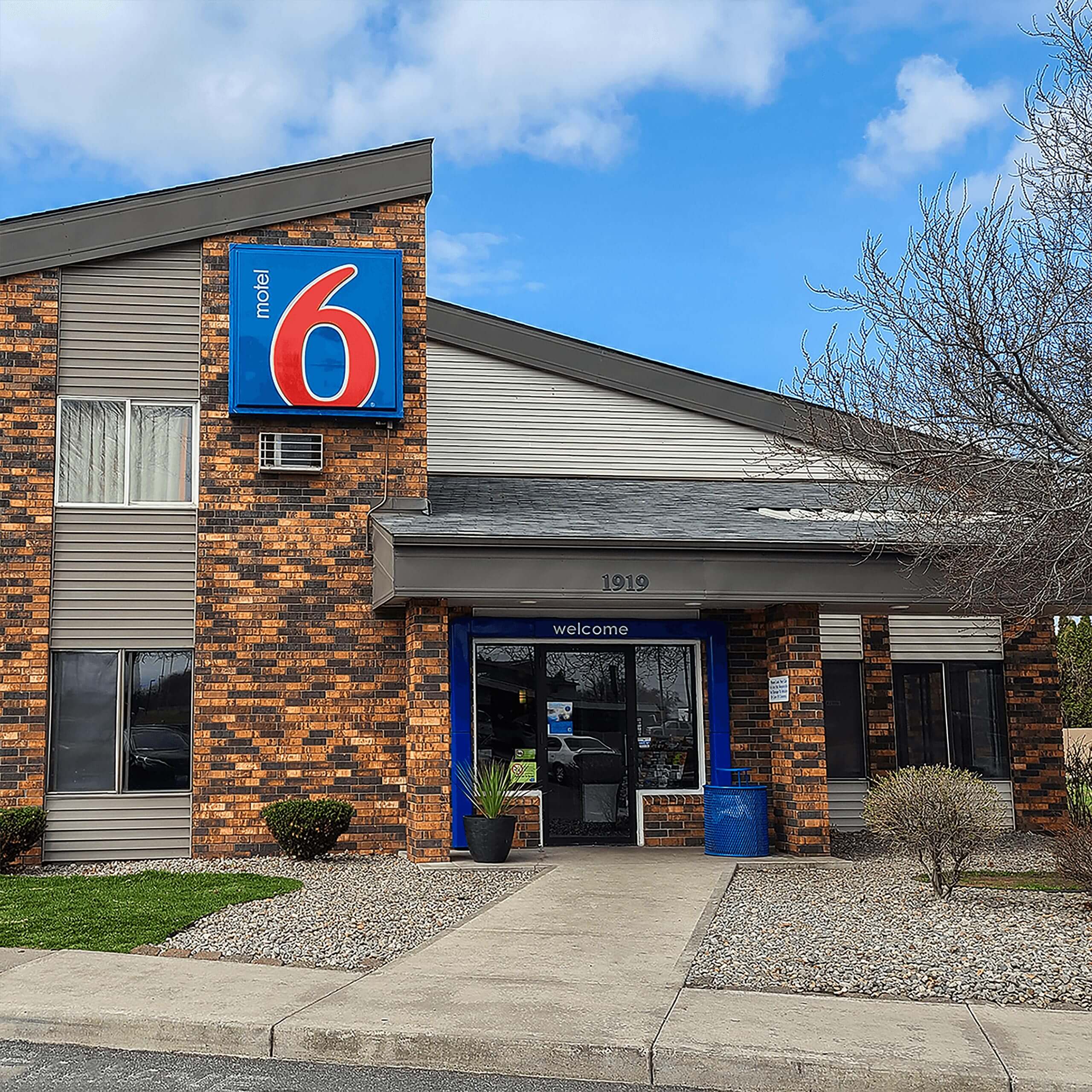 The signage of a Motel6 building.