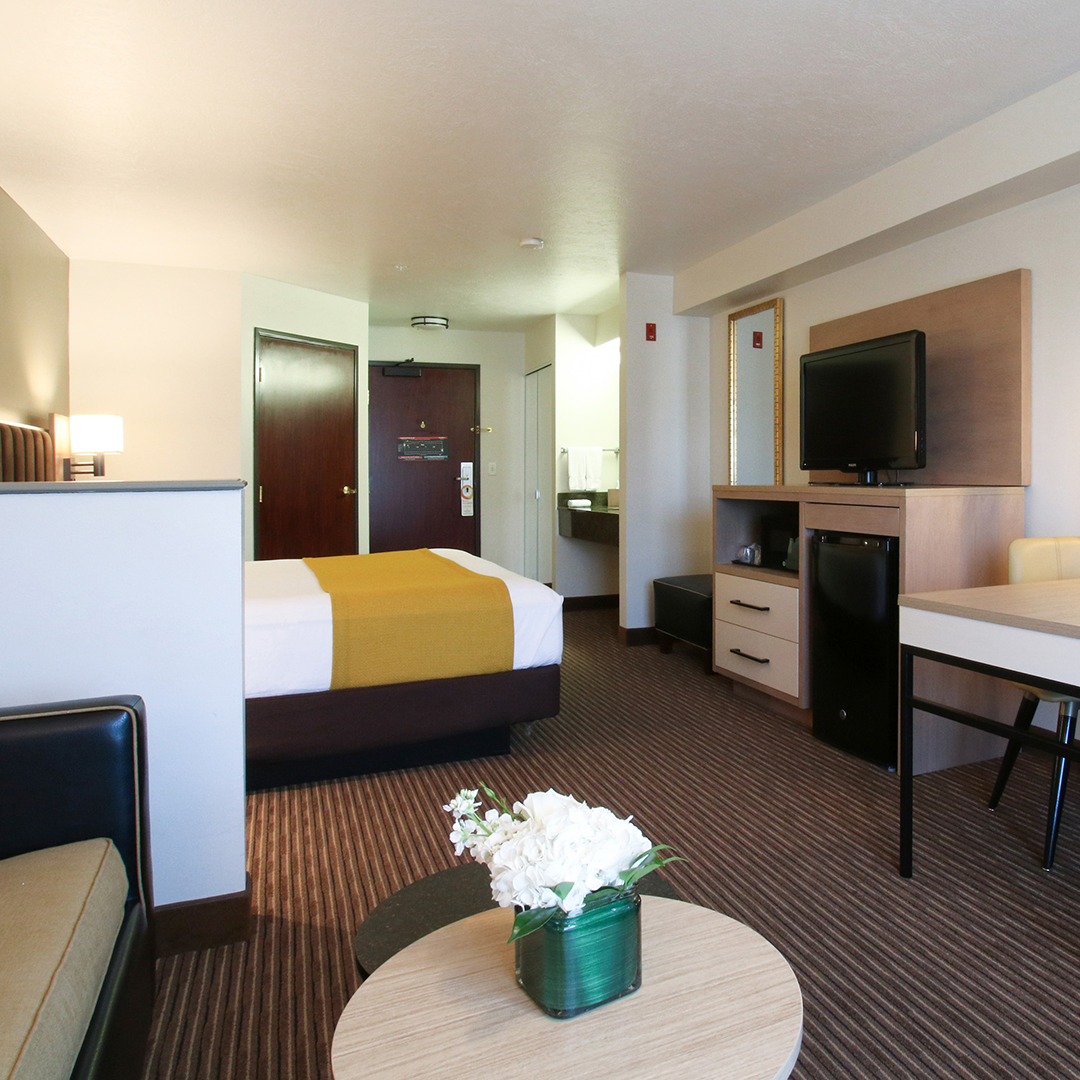 Oxford Suites Spokane Valley guest suite